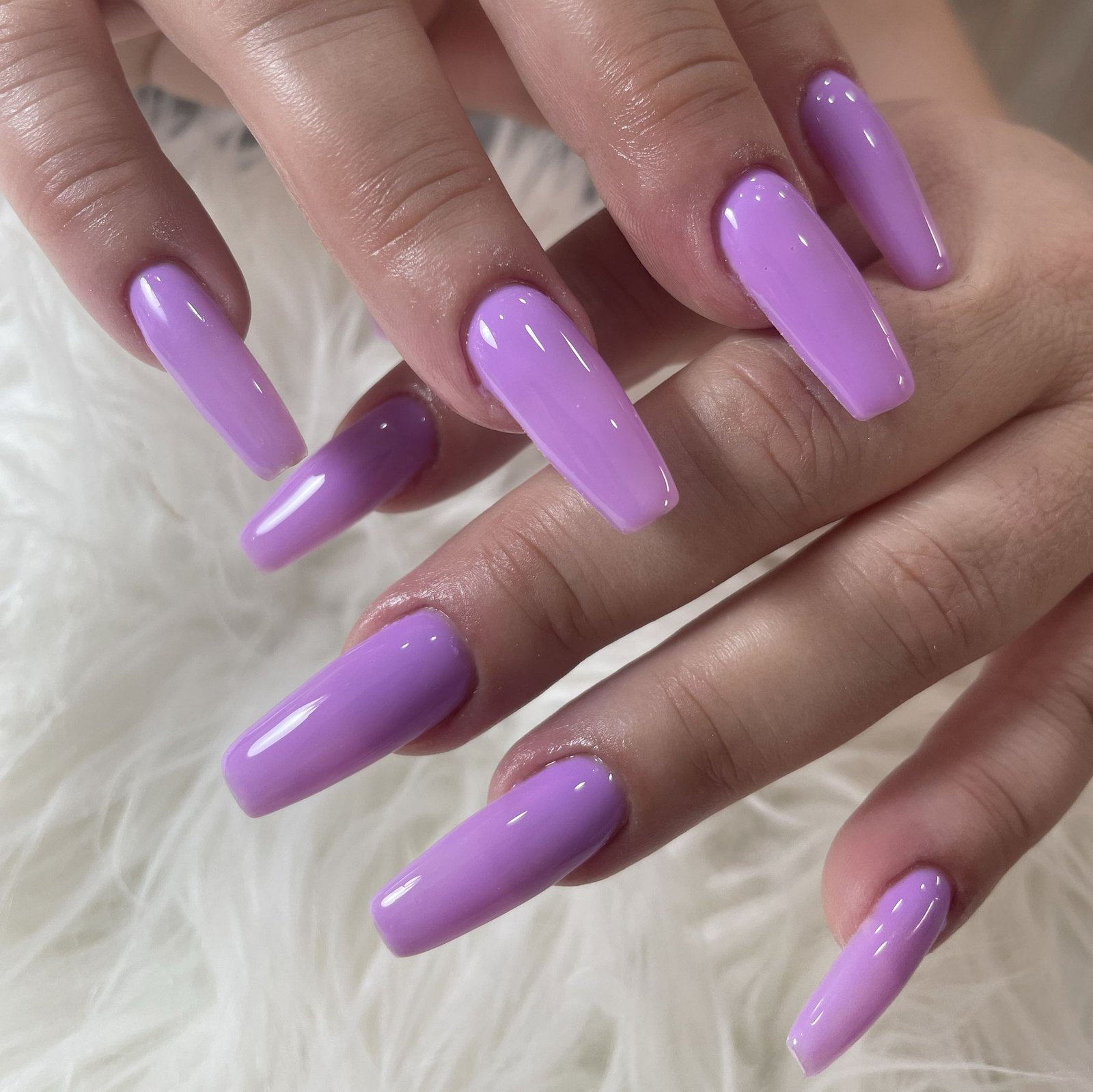 Uñas francesas con flor de hibisco rosa hechas en Córdoba